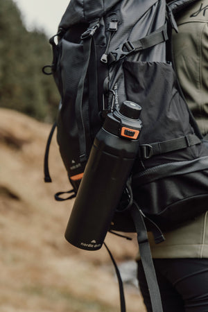 Sticlă termos Nordic Drift Trail RCS, 750 ml - prinsă de rucsac