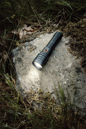 Lanternă Nordic Drift Everest RCS, 1000 lumeni - aprinsă, în aer liber