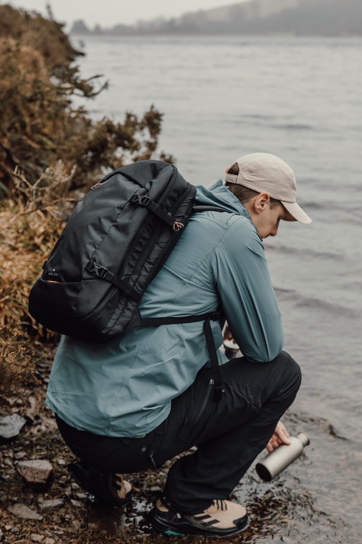 Rucsac de voiaj Nordic Drift RCS, 25L - în uz, pe malul apei