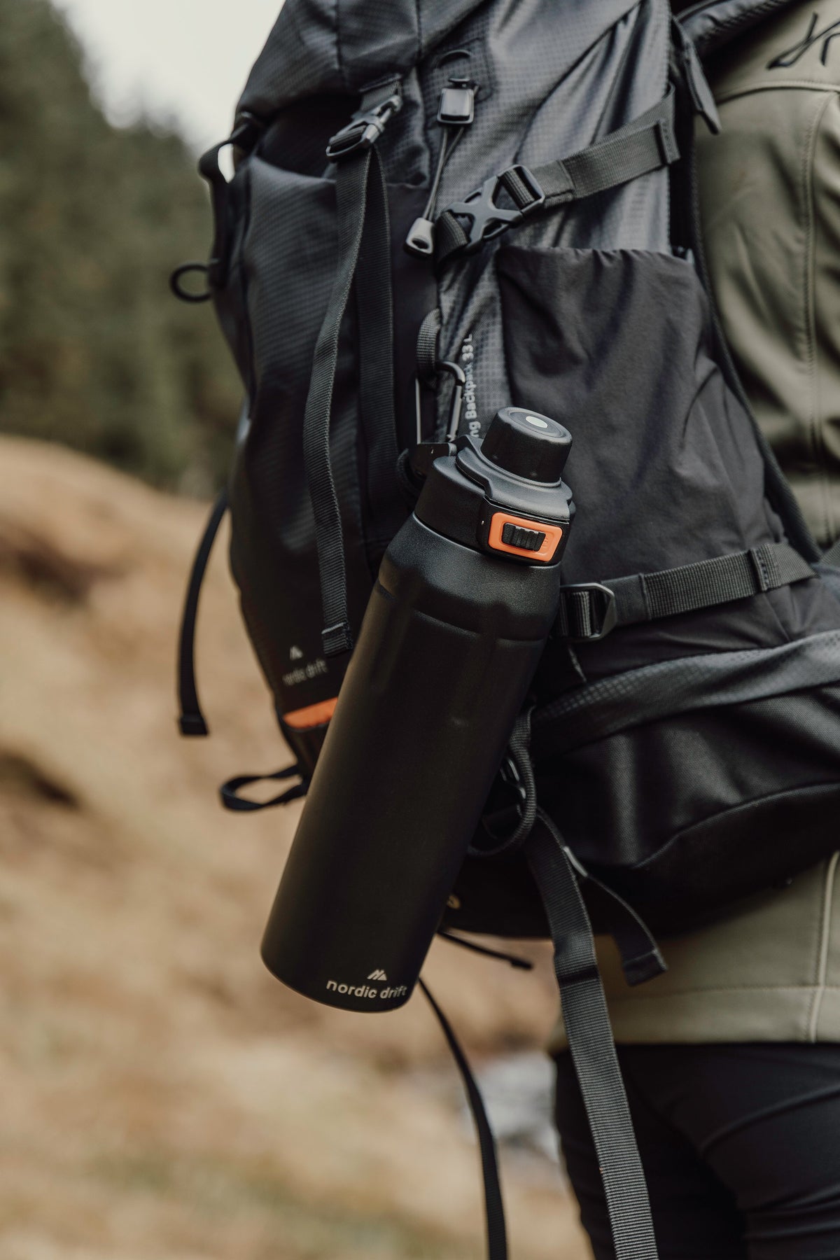 Sticlă termos Nordic Drift Trail RCS, 750 ml - prinsă de rucsac