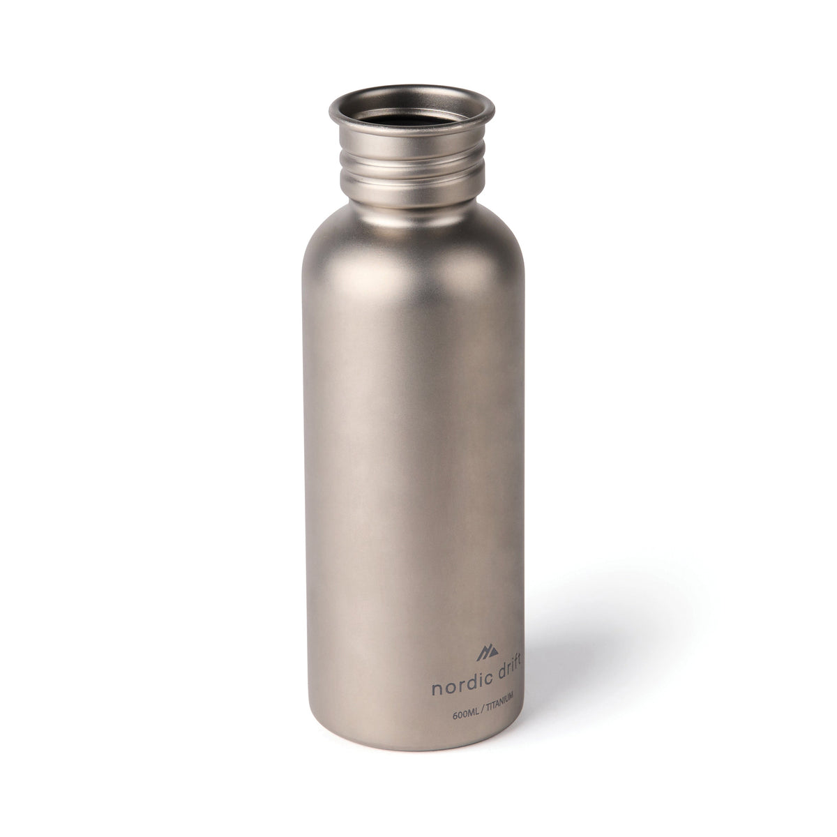 Sticlă din titan Nordic Drift Trail Ultra Light, 600 ml - Silver, cu capacul desfăcut