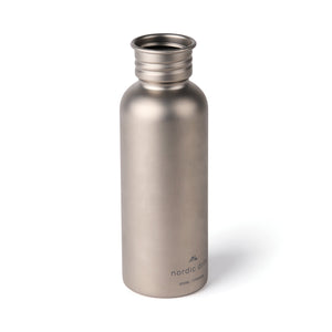 Sticlă din titan Nordic Drift Trail Ultra Light, 600 ml - Silver, cu capacul desfăcut