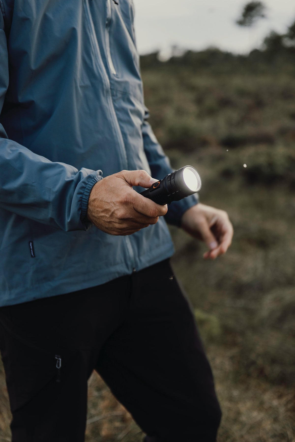 Lanternă Nordic Drift Everest RCS, 1000 lumeni - ținută în mână