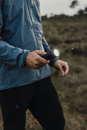 Lanternă Nordic Drift Everest RCS, 1000 lumeni - ținută în mână