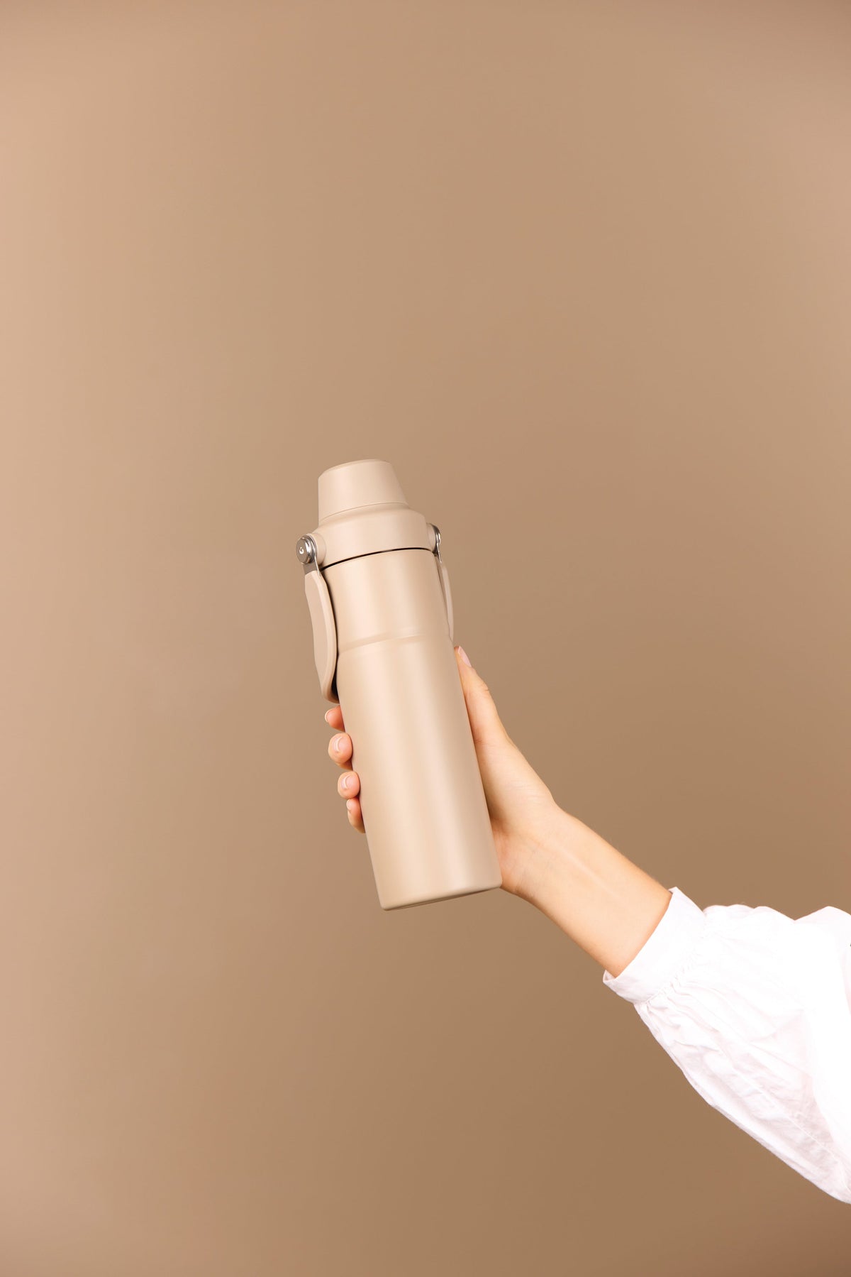 Sticlă termos VINGA Baltimore Trek, 600 ml - Greige, în uz